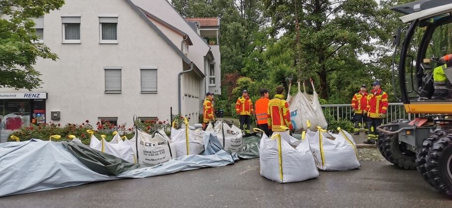 Sandsäcke Pfullingen sollen vor einer Überflutung durch die Echaz schützen.