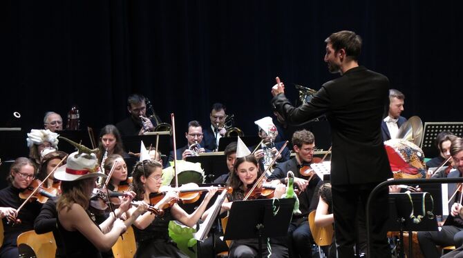 Dirigent Konrad Heinz und die Junge Sinfonie Reutlingen – hier mit Hütchen beim Silvesterkonzert.