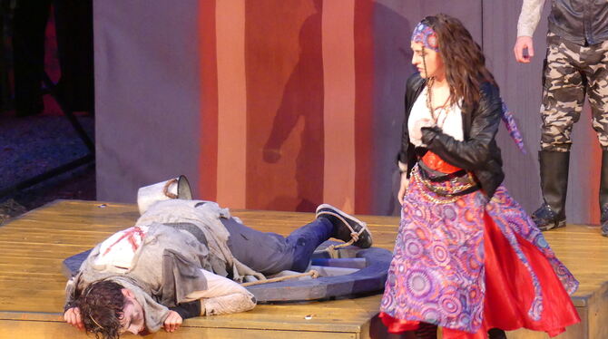 Esmeralda (Samira Mainzer) kümmert sich um den geschundenen Quasimodo (Joannis Skempes).