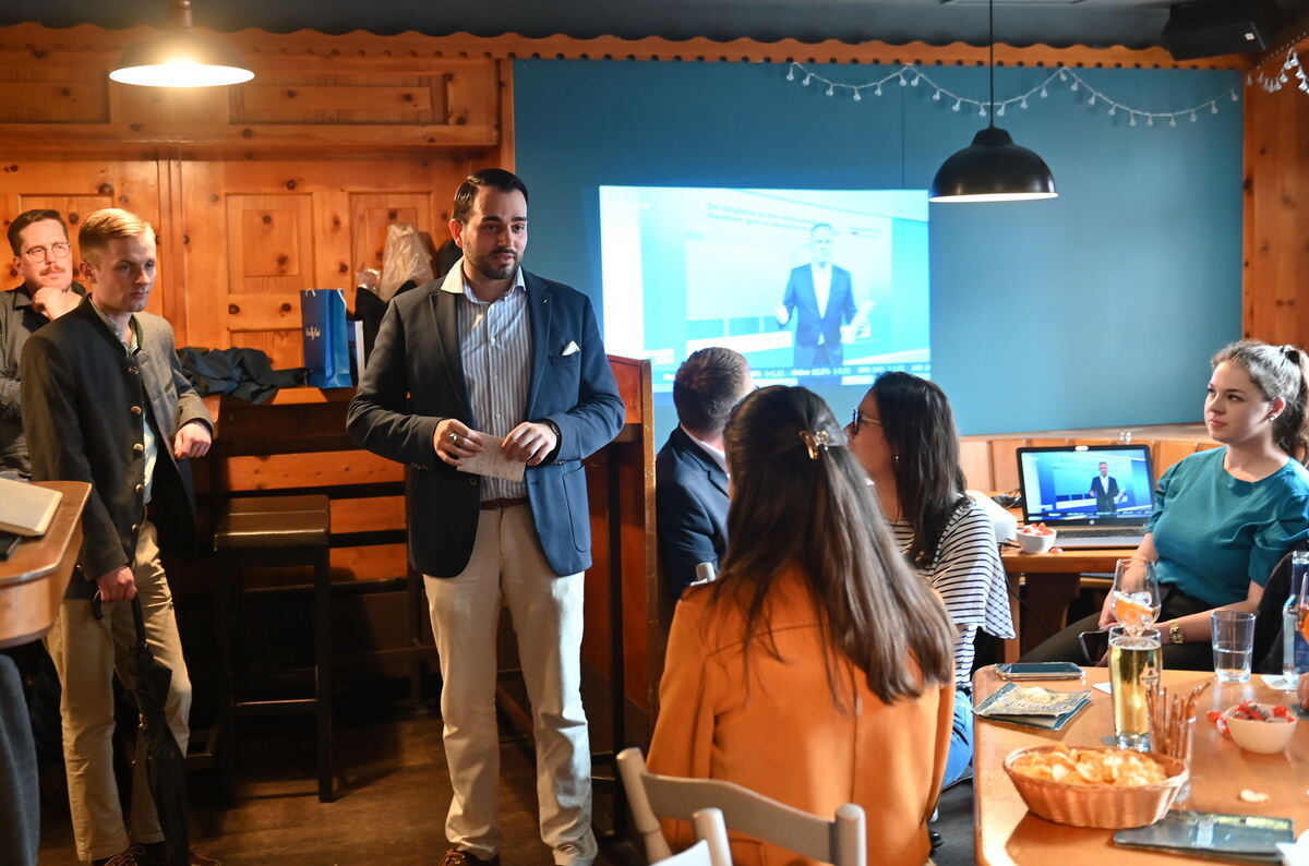 Gute Stimmung bei Armin Mozaffari Jovein vom Stadtverband der CDU Tübingen Rechts Julia Mayer die Listenkandidatin 1 FOTO MEYER