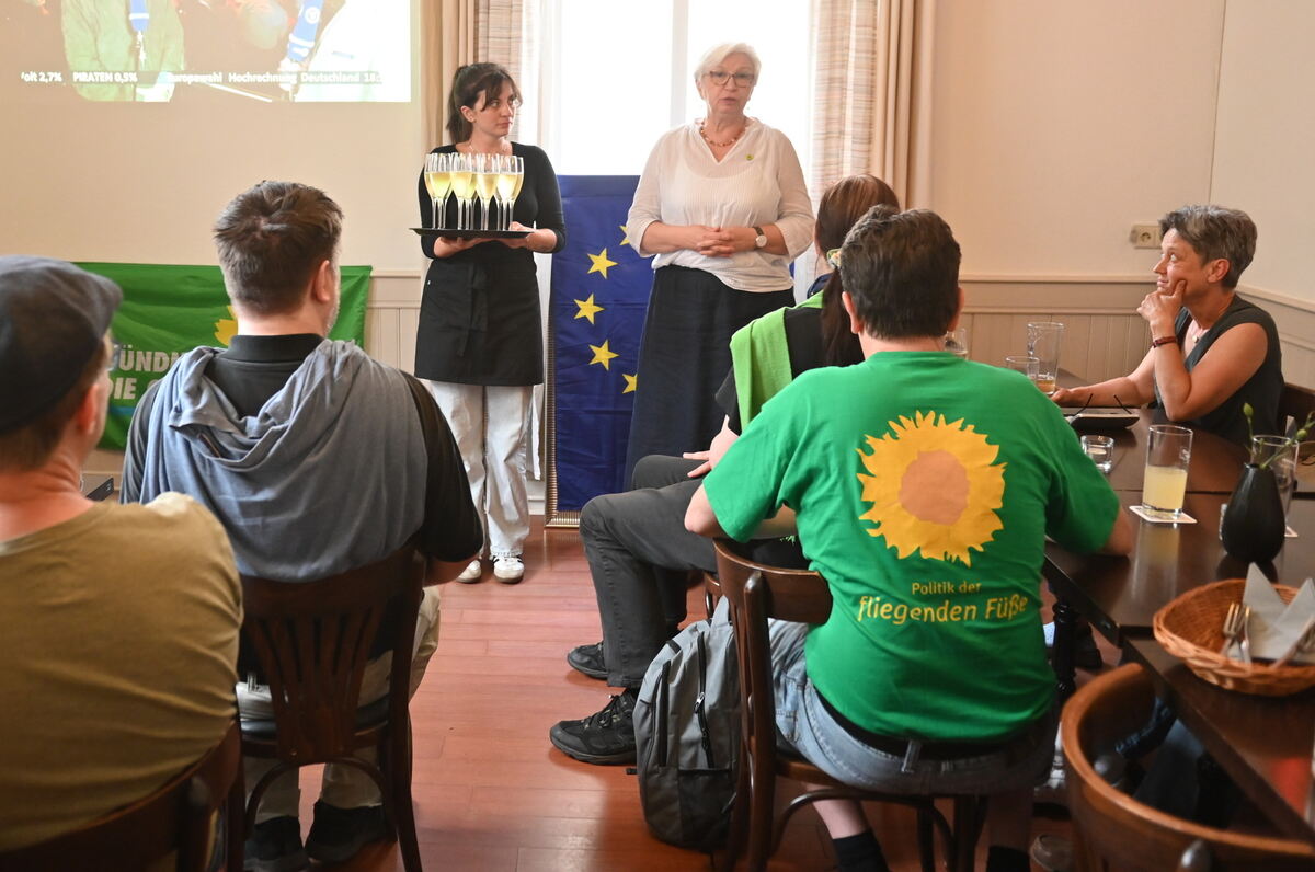Sekt statt Selters trotz allem bei den Grünen hier mit Vorstandsmitglied Claudia Patzwahl auf der Wahlparty im Herzog Ulrich in Tübingen FOTO MEYER