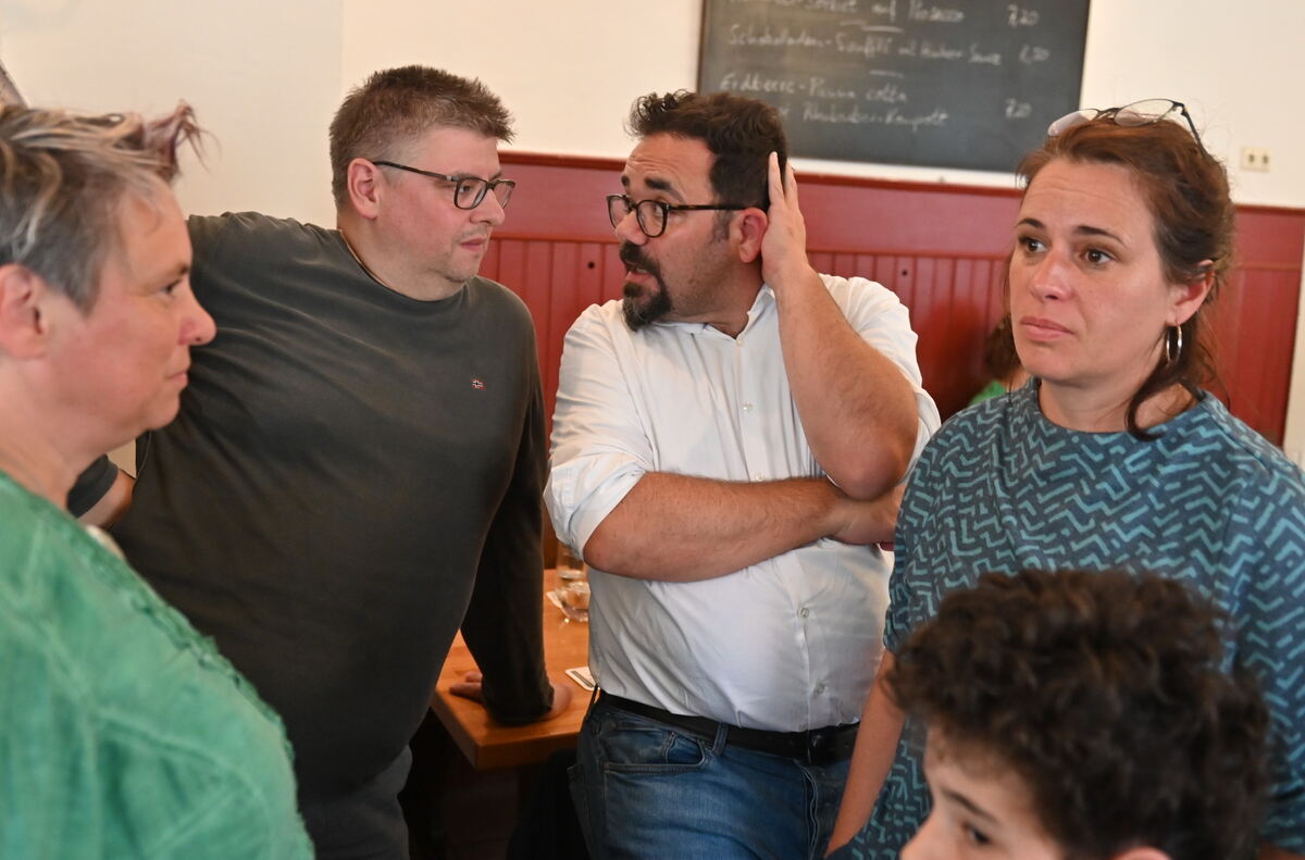 Tübingen Hätte besser laufen können Die Grünenpolitiker Daniel Lede Abal und Chris Kühn auf der Wahlparty in Tübingen Vorne Ruth Setzler FOTO MEYER
