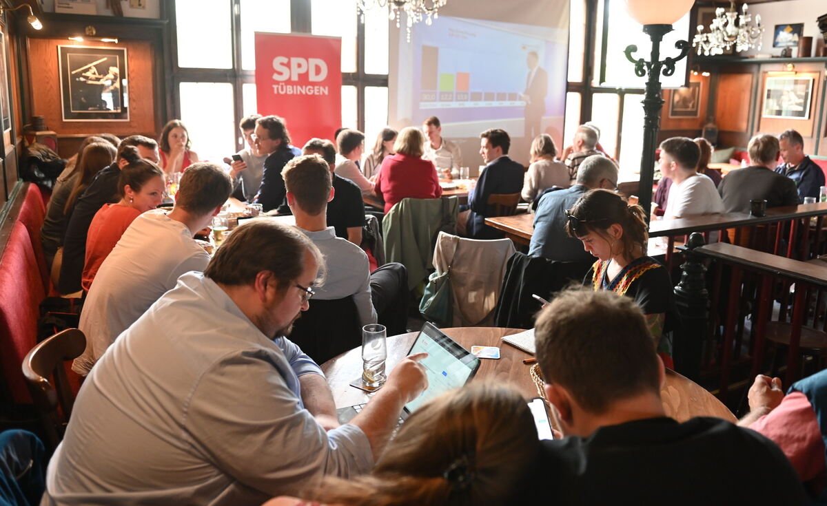 Vielleicht wird die Hochrechnung noch besser Wahlparty der SPD im Hauptbahnhof Tübingen FOTO MEYER