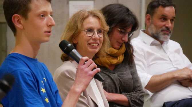 Von links: Schüler Daniel Grützmacher, Ursula Kannenberg, Birgit Wahr und Rolf Frankenberger. FOTO: LEISTER Von links: Schüler Daniel Grützmacher, Ursula Kannenberg, Birgit Wahr und Rolf Frankenberger. FOTO: LEISTER