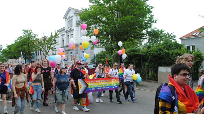Die queere Community hatte zum zweiten Christopher Street Day in Reutlingen eingeladen und viele waren mit dabei. FOTO: JENATSC Die queere Community hatte zum zweiten Christopher Street Day in Reutlingen eingeladen und viele waren mit dabei. FOTO: JENATSC