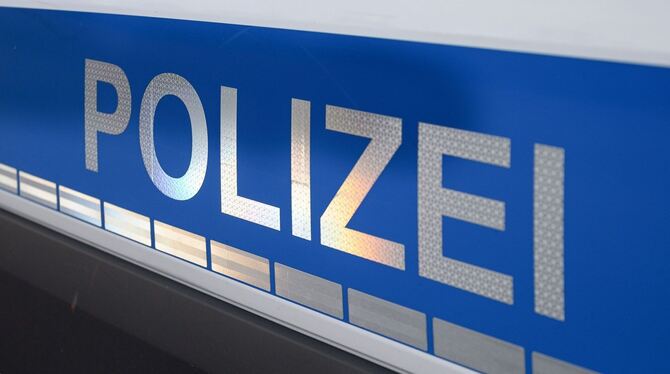 Der Polizei-Schriftzug auf einem Einsatzwagen