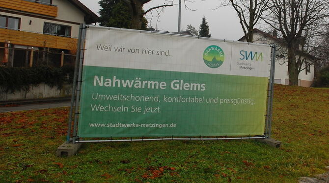 Energetisches Quartierskonzept Glems »Umweltschonend, komfortabel, kostengünstig«: Ein Banner der Stadtwerke Metzingen wirbt 2016 am Glemser Ortseingang bei Hauseige