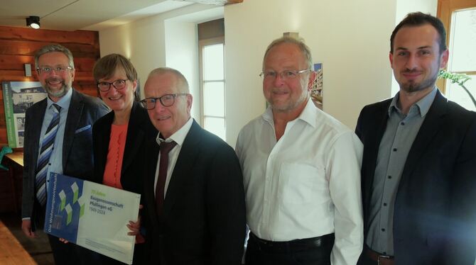 Sie stehen heute für 75 Jahre erfolgreiche Geschichte der Pfullinger Baugenossenschaft, (von links) Martin Grado, Gastrednerin D