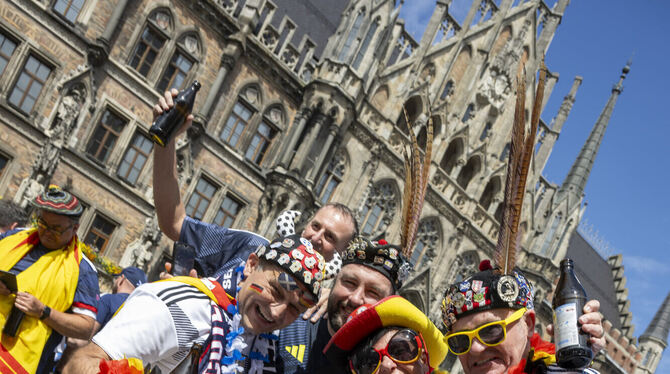 Erst feiern sie auf dem Münchner Marienplatz,  danach in der Arena: Schottische Fußball-Fans sind ein Hingucker.