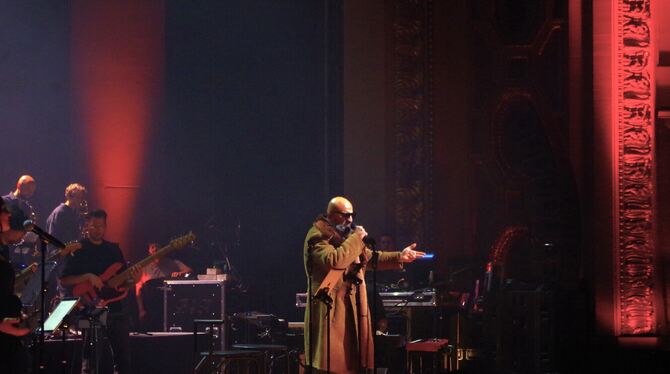 Popkultur zu Besuch im Hochkultur-Tempel: Gangster-Rapper Xatar mit der Band Heavy Tones in der Stuttgarter Oper.