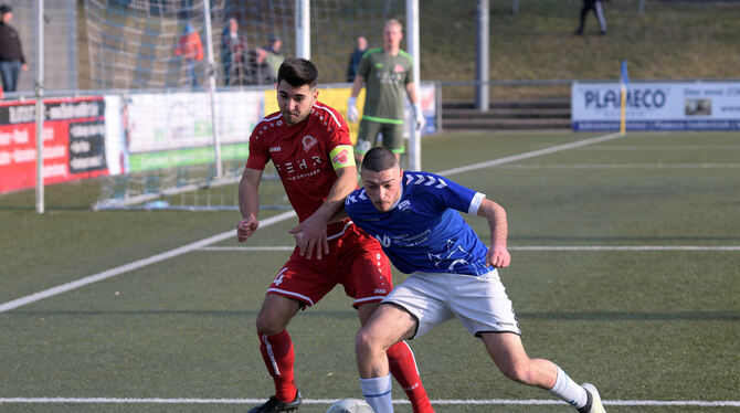 Dan Constantinescu (links, hier als Kapitän des TSV Berg in der Verbandsliga-Saison 2021/22 im Duell mit dem Pfullinger Ioannis