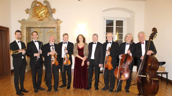 Die Streichersolisten und Karina Aßfalg treten gemeinsam auf.  FOTO: PRIVAT