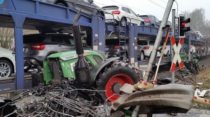 Der 45 Jahre alte Traktorfahrer wurde beim Zusammenstoß seines Gülle-Gespanns mit dem Güterzug getötet. Foto: Florian Kater