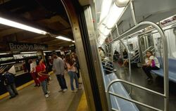 New Yorker U-Bahn in der Station Brooklyn Bridge.