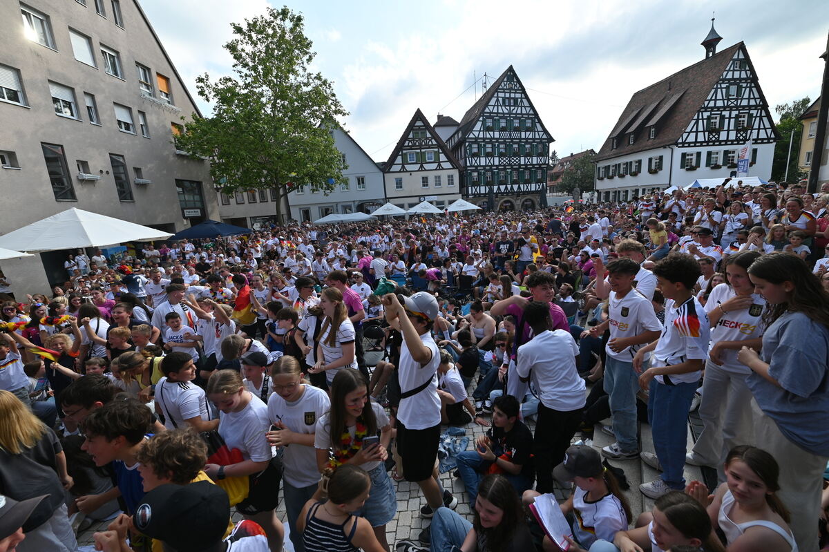 Bild  FOTO JÜRGEN MEYER Public Viewing Pfullingen_02