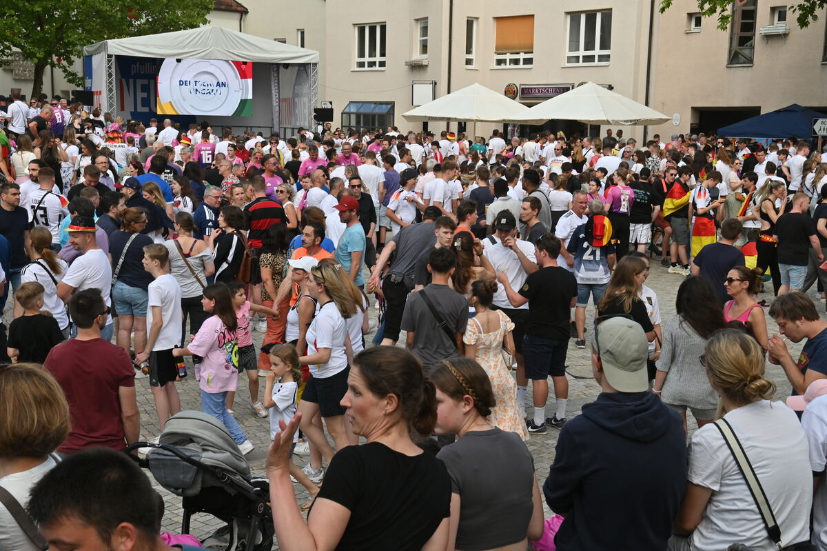 Bild  FOTO JÜRGEN MEYER Public Viewing Pfullingen_18