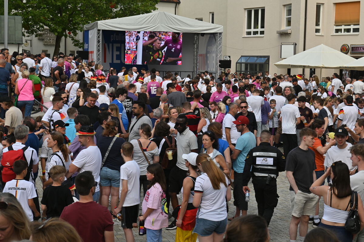 Bild  FOTO JÜRGEN MEYER Public Viewing Pfullingen_19