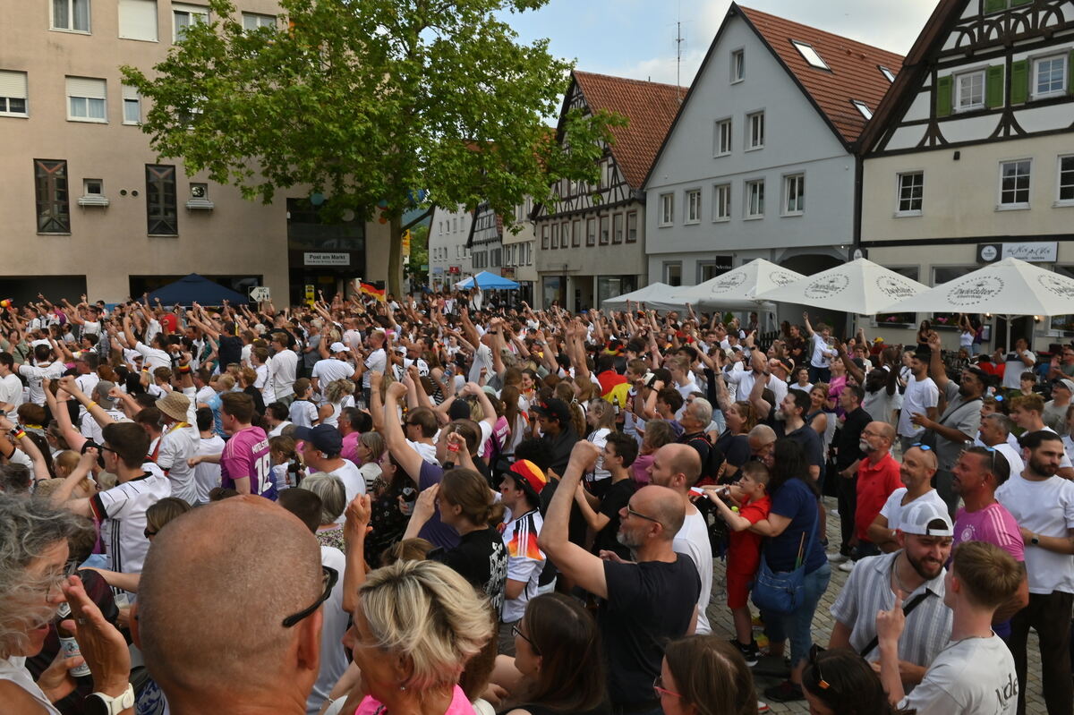 Bild  FOTO JÜRGEN MEYER Public Viewing Pfullingen_29
