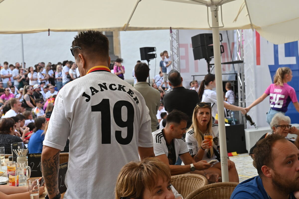 Bild  FOTO JÜRGEN MEYER Public Viewing Pfullingen_34