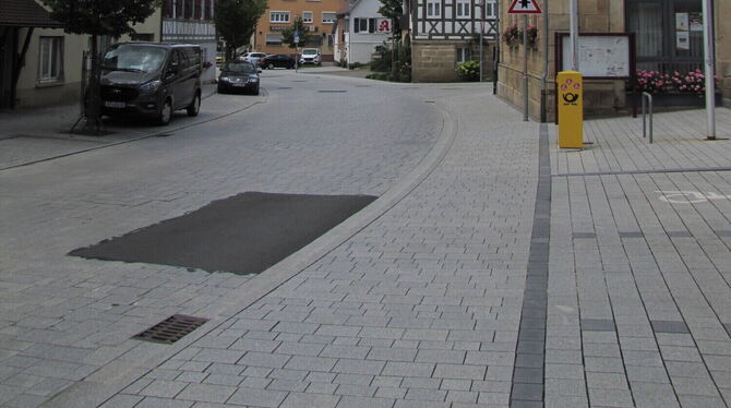 Hauptstraße in Walddorfhäslach Ärger mit der Pflasterung: In der Walddorfer Hauptstraße wurde loses Natursteine entnommen und die Lücke mit Teer ausgebessert.