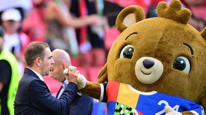 EM, EURO 2024, Europameisterschaft, Nationalmannschaft, Laenderspiel, DFB, Aktion, Geste, Funktionaer, Maskottchen EM-Turnierdirektor Philipp Lahm begrüßt das Euro-Maskottchen Albärt