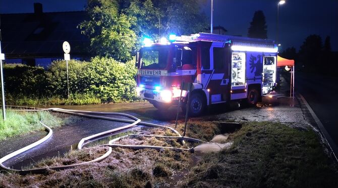Hochwasser Sickenhausen Die Feuerwehr war ein ganzes Wochenende damit beschäftigt, Wasser von einem Graben in die fünf Meter entfernte Kanalisation zu p