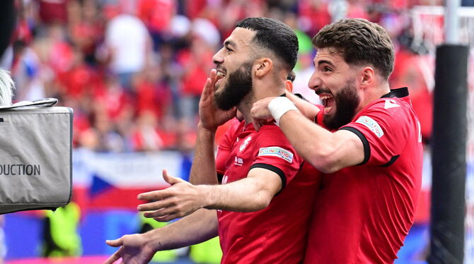 Zweites Tor im zweiten Spiel: Georgiens Angreifer Georges Mikautadze (links) nach seinem Treffer gegen Tschechien.