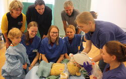 Elijah (links) mag kaum hinschauen. Doch die Operation eines Schlüssels aus dem Bauch dieses Stofftiers gelang! Zu den Beobachte