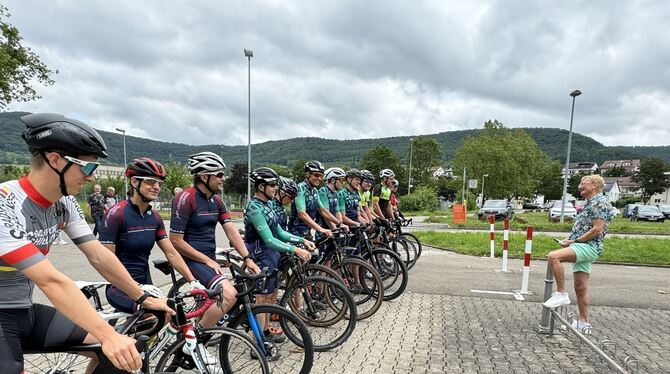 Gemeinderat Rolf Hägele gab in Vertretung des Bürgermeisters den Startschuss zum Dettinger Stadtradeln. FOTO: RUOF Gemeinderat Rolf Hägele gab in Vertretung des Bürgermeisters den Startschuss zum Dettinger Stadtradeln. FOTO: RUOF