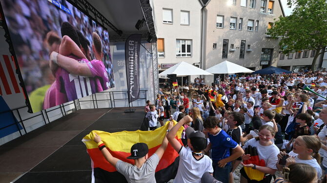 Die Neue Mitte als Pfullinger Fan-Meile: Jung und Alt schauen gemeinsam friedlich und fröhlich Fußball. Das Public Viewing geht