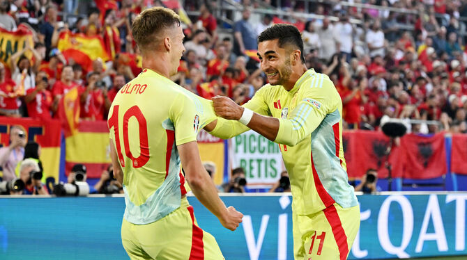 Das kongeniale Duo: Ferran Torres (rechts) und Dani Olmo.  FOTO: BECKER/DPA