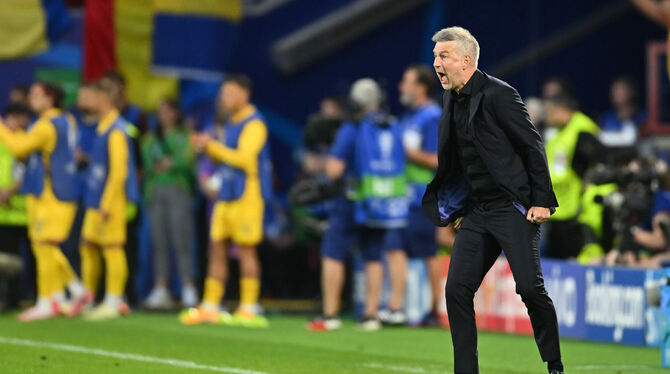 Lautstark an der Seitenlinie: Rumäniens Trainer Edward Iordanescu. FOTO: BECKER/DPA