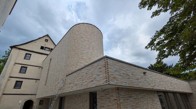 Das neue Kulturhause (vorne) ist fast fertig. Die letzten Feinschliffe werden noch vorgenommen, bevor am wochenende die große Er