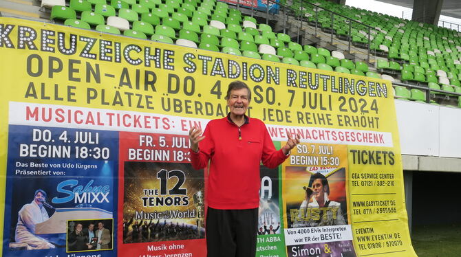 heinz bertsch kreuzeiche-stadion plakat open air tribute konzerte foto akr Damals schien alles noch bestens: Bertsch voller Optimismus beim Pressetermin im Dezember im Reutlinger Kreuzeiche-Stadion.