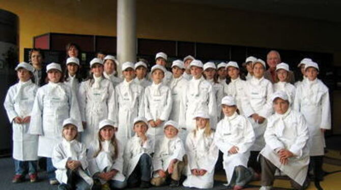 Frisch gebackene Miniköche: In ihrer neuen Koch-Kluft posieren die Mädchen und Jungen fürs erste Gruppenfoto.