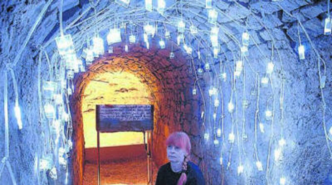 Zu den künstlerischen Lebenszeichen aus der Unterwelt gehört auch diese Lichtinstallation von Susanne Kienbaum. 
FOTO: DPA