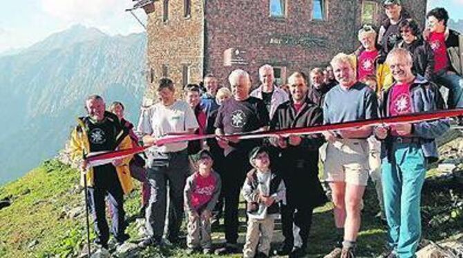 Das Band in den Stadtfarben wird zerschnitten, der »Reutlinger Weg« von der Kaltenberghütte (im Hintergrund) zur Konstanzer Hütte eröffnet: Vorn rechts Helmut Kober (Vorsitzender DAV-Sektion Reutlingen) und Reutlingens Finanzbürgermeister Peter Rist.
FOTO: DAV/HAGEN