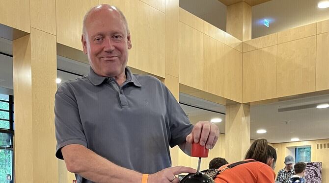 Tipp Kick Tipp-Kick-Firmenchef Mathias Mieg mit einer Werbefigur