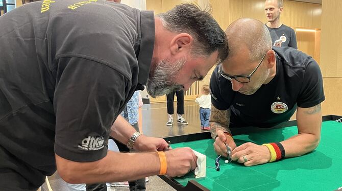 Tipp Kick Man kommt sich näher: Harald Füßinger und Benjamin Buza vom TK Hirschland im Duell