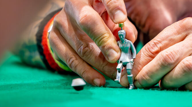 Tipp Kick Profis schießen den eckigen Ball mit Spezialkickern übers Feld