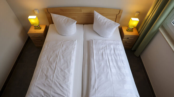 Hotels, Deutschland, Hamburg, Bremen, Baden-Württemberg, lsn, san Die Stadt Metzingen möchte eine Bettensteuer im Jahr 2028 einführen, um das Defizit des Kombibads zu verringern.