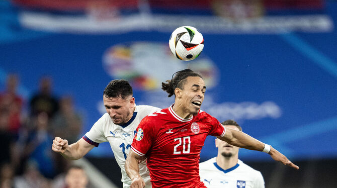 Der Leipziger Yussuf Poulsen(rechts)  kommt bei Dänemark bisher nicht über die Rolle des Ersatzspielers hinaus.