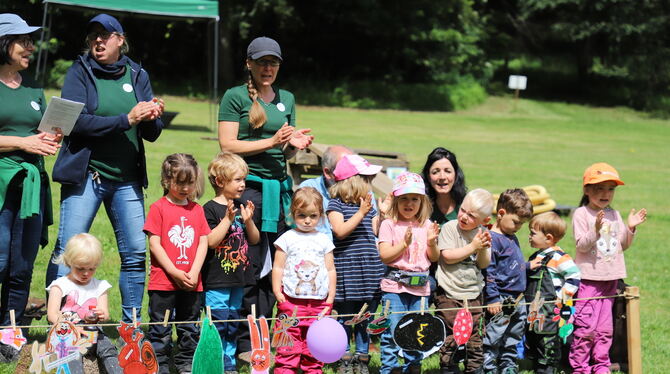 Alle haben Spaß beim Tag der offenen Tür im Naturkindergarten Waldwinkel in  Sonnenbühl.  FOTO: GEMEINDE