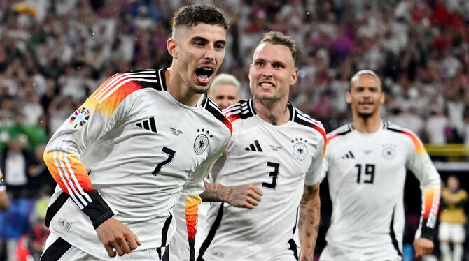 Kai Havertz (links) erzielt mit einem sicher verwandelten Hand-Elfmeter die deutsche Führung.