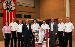 Vor der historischen Feuerspritze (von links): Bezirksbürgermeisterin Gabriele Gaiser, Frank Wittel (Stellvertretender Feuerwehr