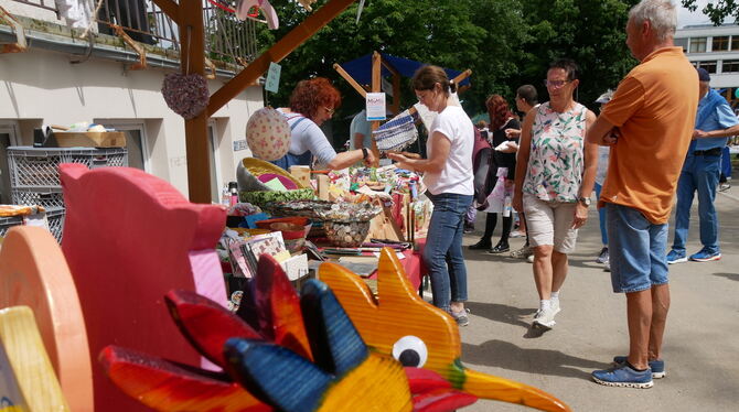 Bruderhaus Jahresfest Selbstgebasteltes, Schmuck, Wildbienenhäuser und vieles mehr war gestern auf dem Gelände der Bruderhaus-Diakonie zu finden.