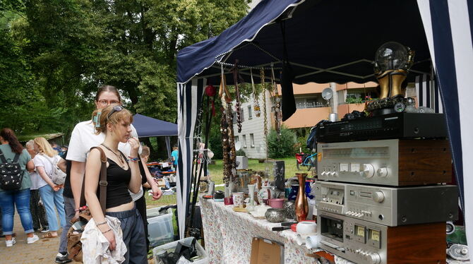 Bruderhaus Jahresfest Kurioses und Raritäten waren auf dem Flohmarkt zu finden.