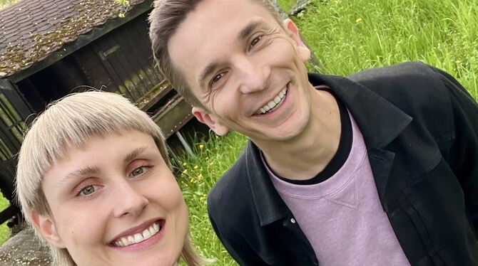 Katharina Dodik und Eric Mayer von Pur Plus Prominenter Besuch bei Katharina Dodik: Eric Mayer vom ZDF im Metzinger Weinberg.