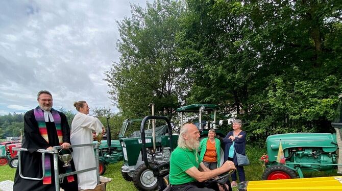 Ökumenische Segnung: Gemeindereferentin Alena Wassmer und Pfarrer Ekkehard Roßbach segnen die Fahrzeuge und ihre Fahrer.