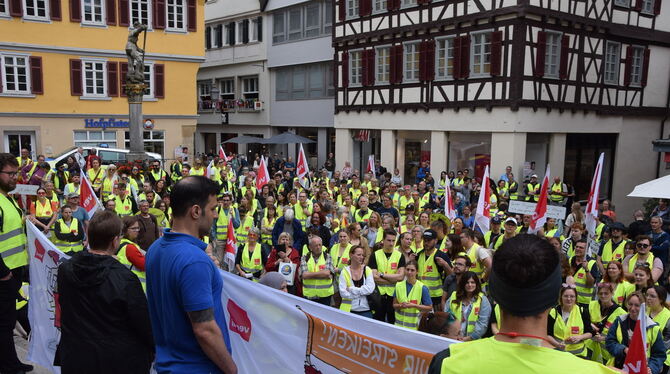Streik Zur Kundgebung auf dem Tübinger Holzmarkt kamen mindestens 500 Beschäftige der Uniklinik.